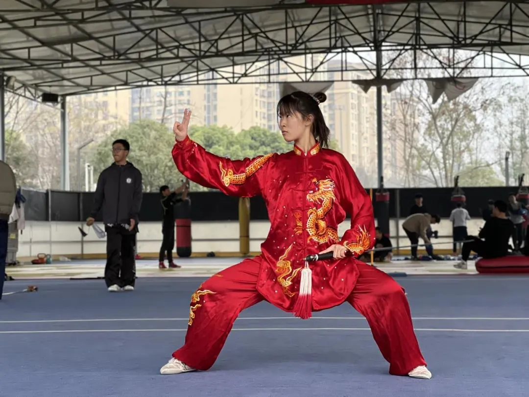 怎样制作一份图文并茂的篮球规则指南?_1